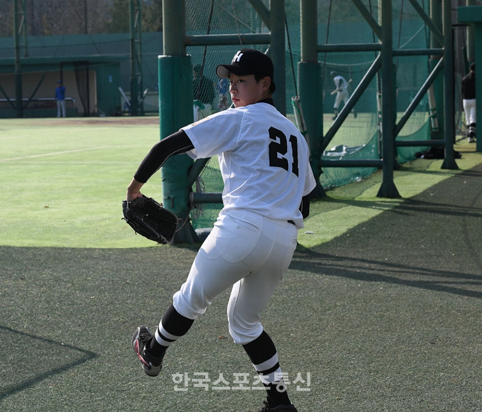 이날 세번째 투수로 등판한 김동현
