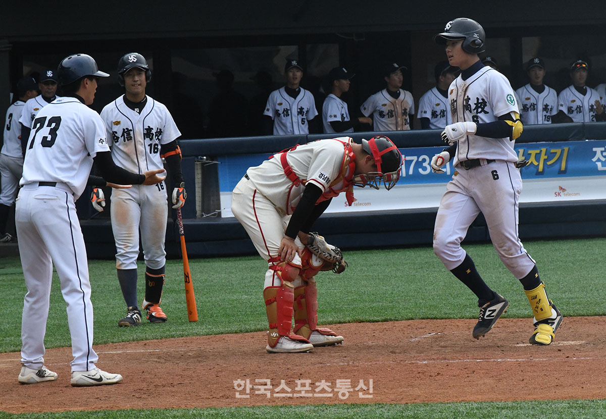 유신고의 우투양타 내야수 김주원(사진은 2019 황금사자기 결승전 홈런 당시)